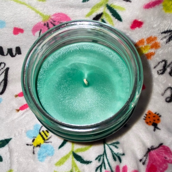 A green Christmases smelling candle - Picture 2 of 3